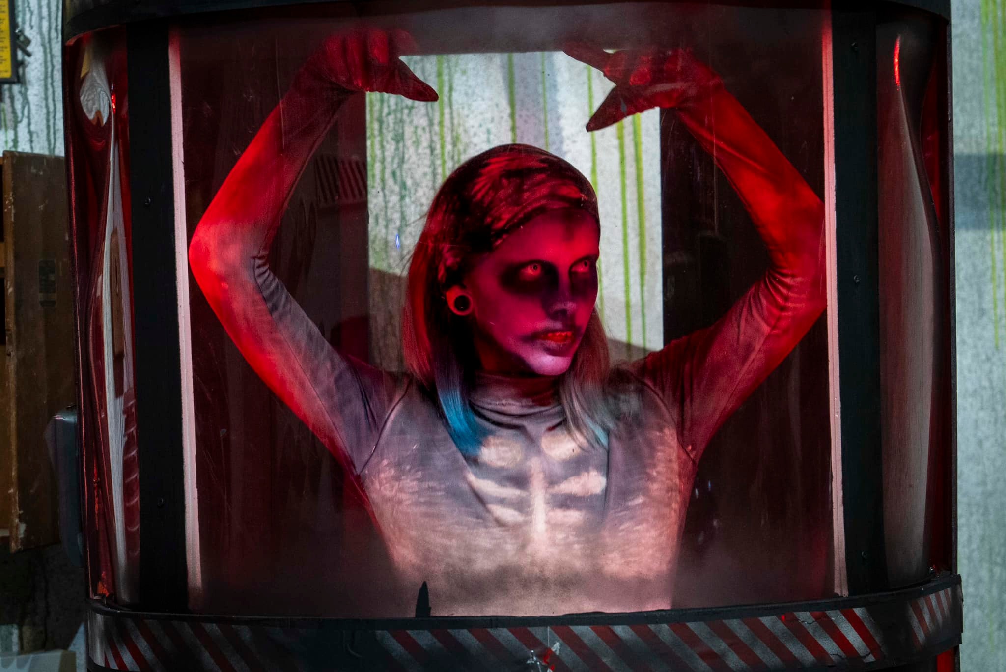 2023 - Haunted Theatre - Caged Creeper Closup